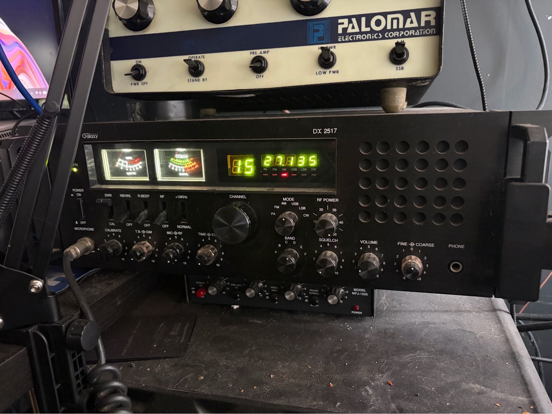 Galaxy DX 2517 CB radio with D-104 Desk Mic, A-99 Antenna