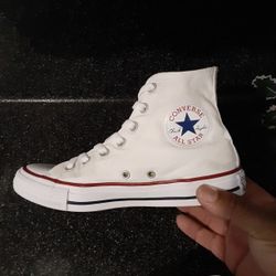 Converse womens 7.5 Great Condition 