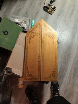 Editions holder designed to display cards or collectibles.