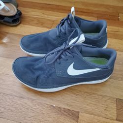 Mens nike shoes size 9
