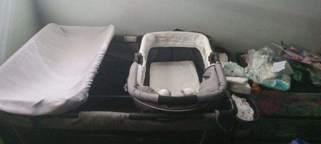 Play Pen With Changing Table And Bassinet