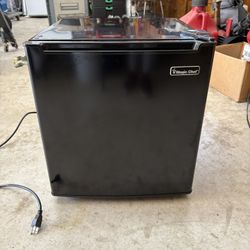Mini Fridge - black - Magic Chef