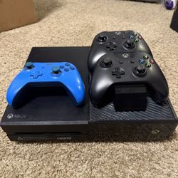Xbox One (comes With Charging Port And 3 Controllers)