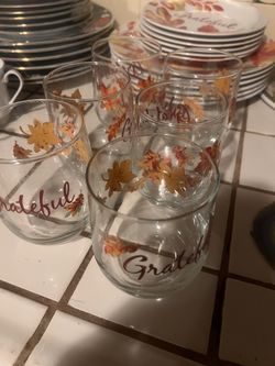 Set De Platos para Seis  Servicios Con Sus Vasos Para El Día De Acción De Gracias Y Otro Para El Día De Navidad Con Tazas $20 Dll Cada Set  