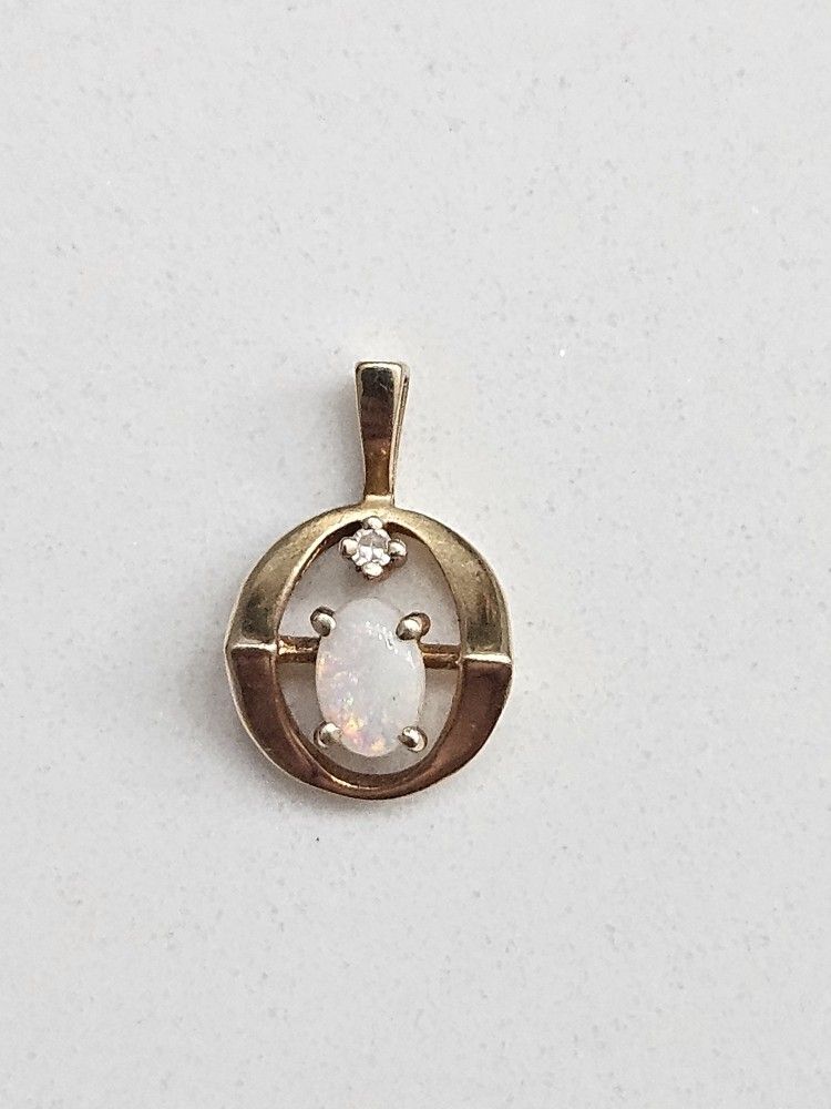 14K Australian White Opal Diamond Fire oval colorful yellow gold circle pendant