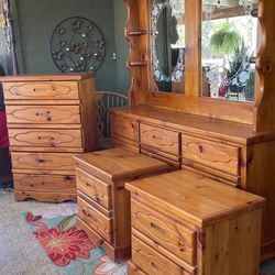 Gorgeous Pino Wood Dresser Set 