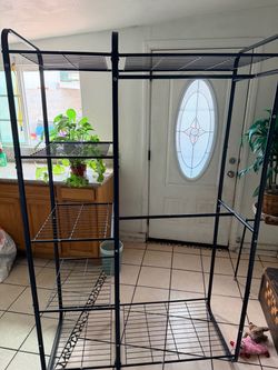 Black Metal Shelving & Garment Rack / Estantería metálica con barra para ropa
