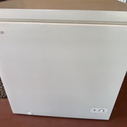 Used Vissani 7.0 cu. ft. Manual Defrost Chest Freezer with LED Light in White Garage Ready 