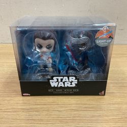 STAR WARS REY AND KYLO REN COLLECTIBLE SET.