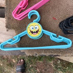 Hangers White And Black And Kids Sponge Bob Turquois  And Kids Pink Hangers