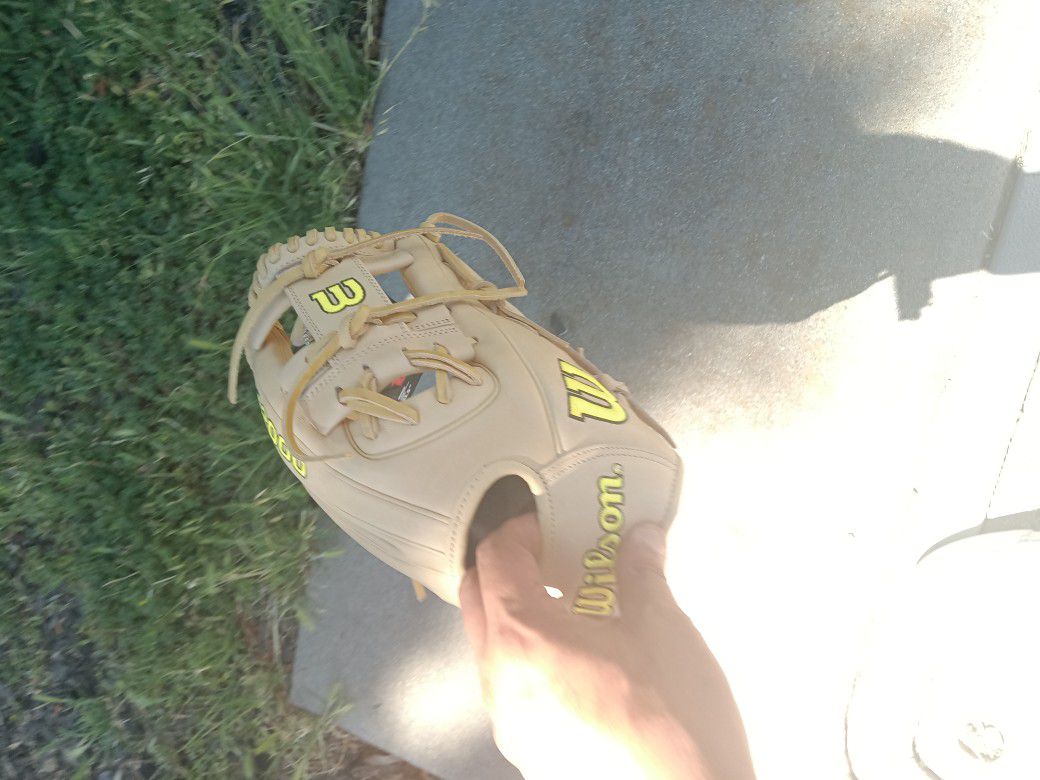 Baseball Glove A 2000 Infielder 