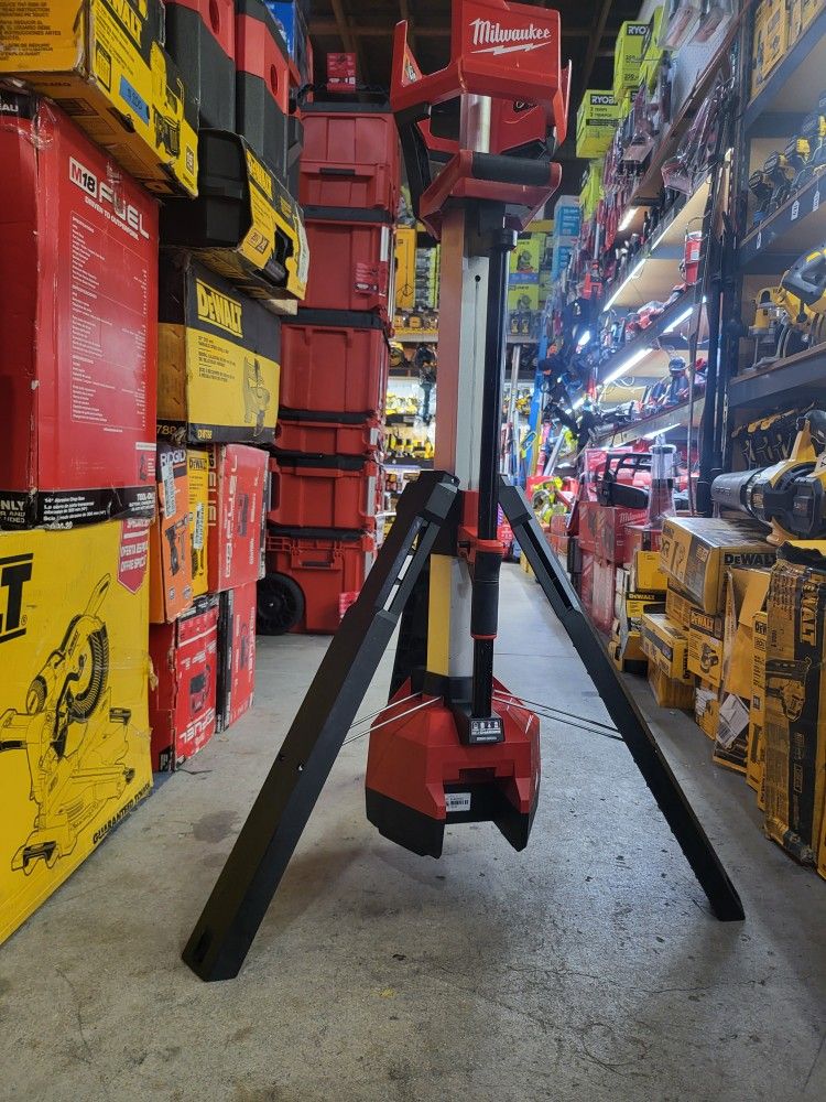 Milwaukee
M18 18-Volt Lithium-lon Cordless 6,000 Lumens Rocket Dual Power Tower Light with Charger (Tool-Only)