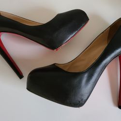 Christian Louboutin Leather Pump Shoes in Black,  