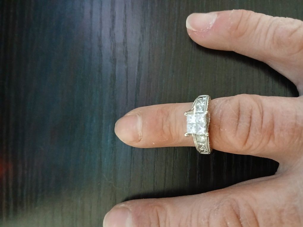 14kt White Gold And Diamond Ring