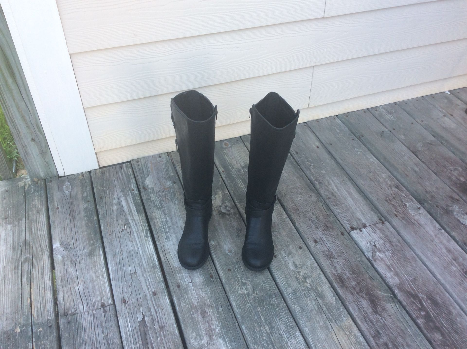 Lightly used pair of black Guess boots sz 8