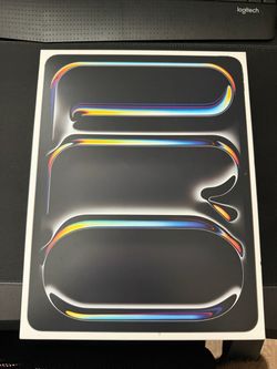 Apple iPad Pro 13” M5 – 256GB – Wi-Fi + Cellular(comes with Logitech keyboard case)