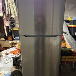 Insignia Fridge 18cu. Ft.