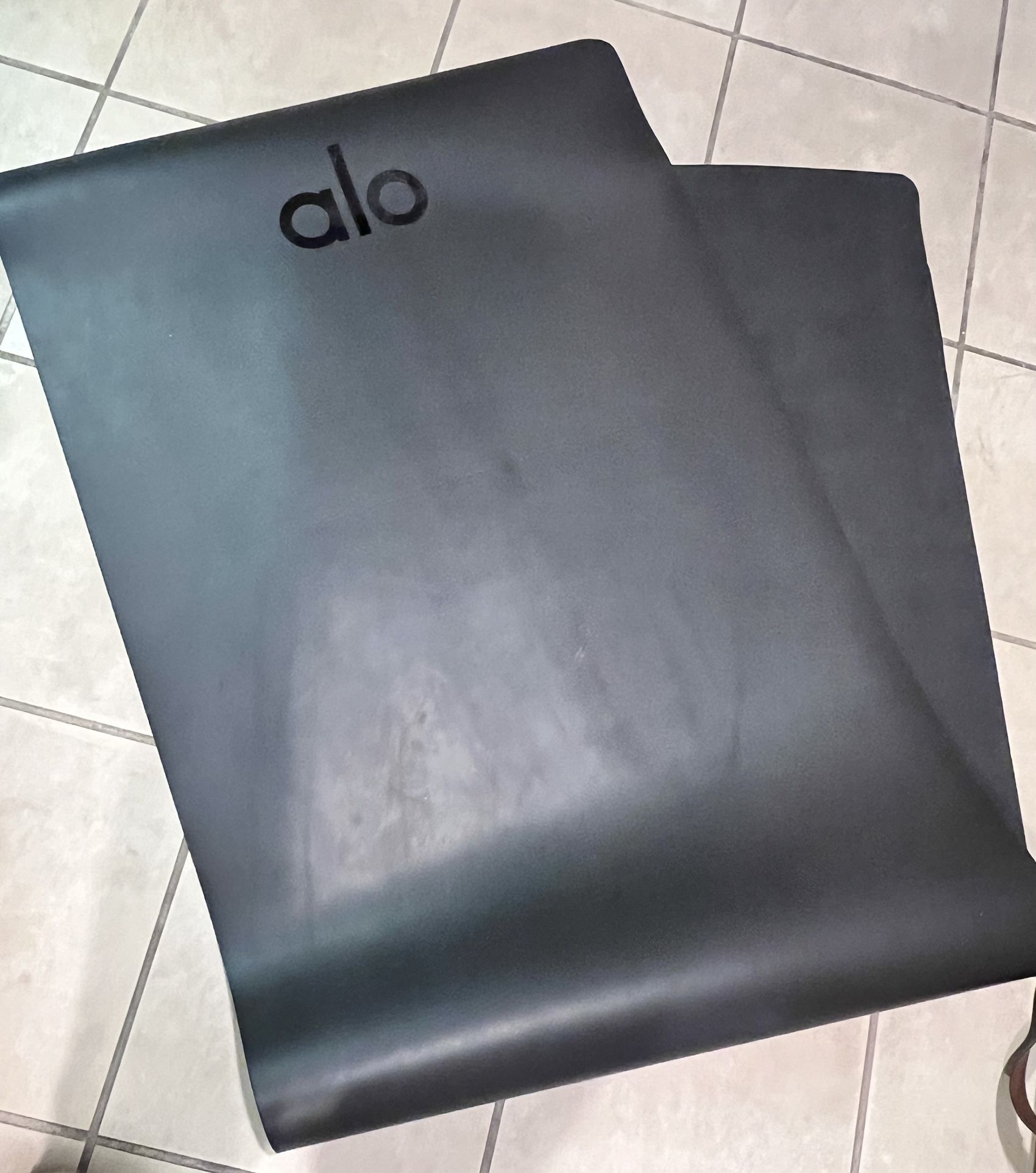 Alo Yoga Warrior Gym Yoga Black Mat 74 x 26.5 for Sale in Seattle,  Washington - OfferUp