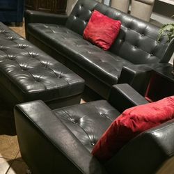 Black Leather Sofa Set Super Nice And Comfortable....... Used But Still In Good Conditions I'm Moving Can't Take It 