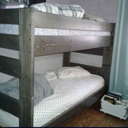 Twin bunk Bed