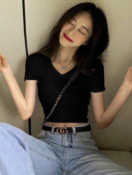 V-neck black crop top with exposed shoulders, short sleeve, summer 2025 new style, suitable for petite women, high waist, short length, fits snugly an