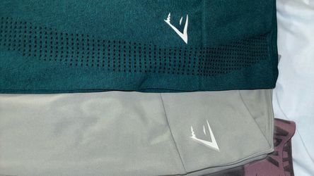 Gymshark talla chicas 2medianos y 2 grades cada uno $15.  Or $140 x todos