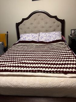 Queen Upholstered Sleigh Bed - Signature Designed By Ashley