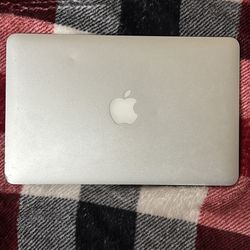 Apple MacBook Air (11-inch, Early 2015 | Intel Core i7 | 8 GB Ram | 128 GB SSD