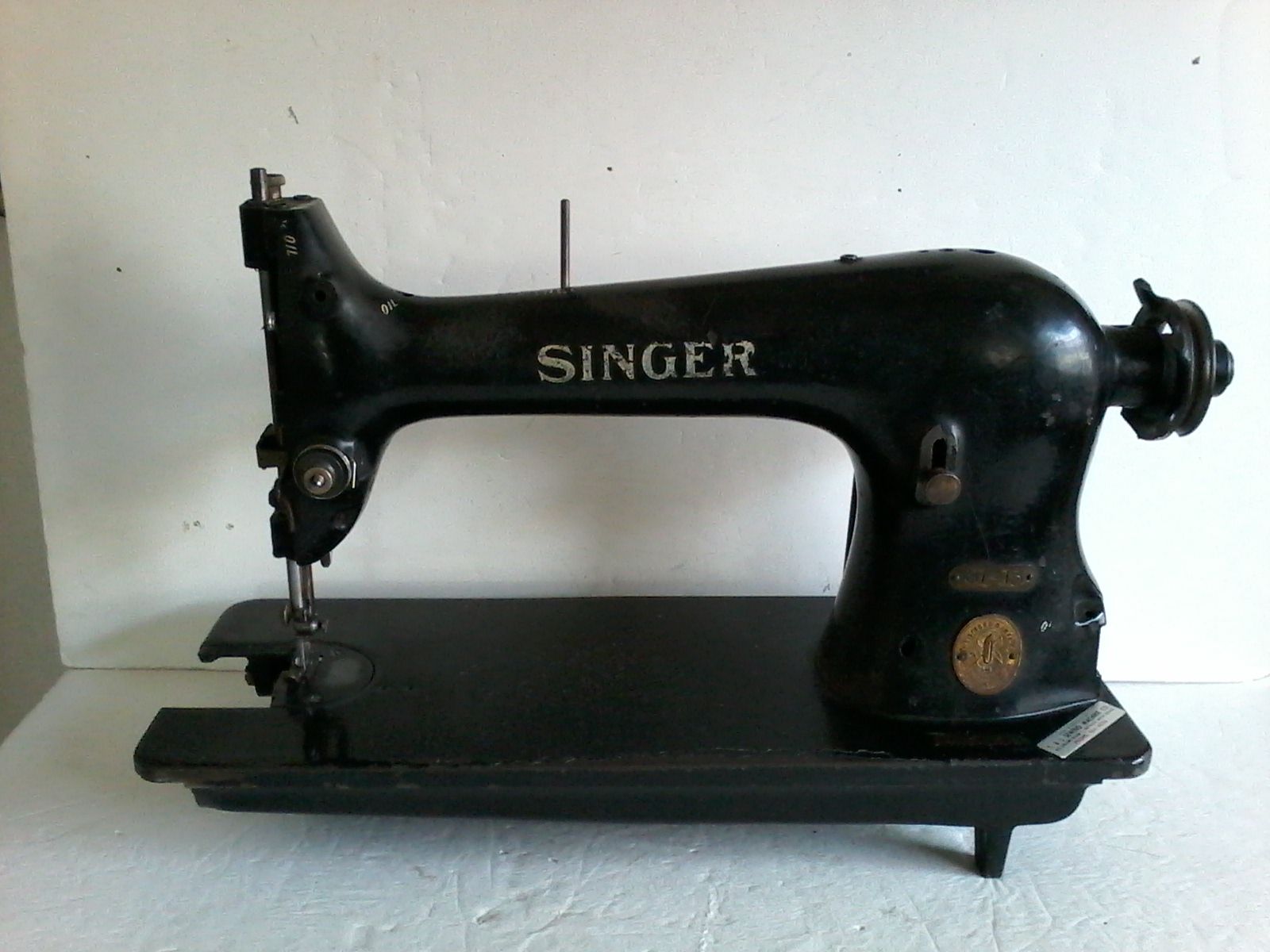 Vintage SINGER 31-15 Sewing Machine Parts or Restore