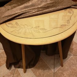 Mesita de madera con cristal encima