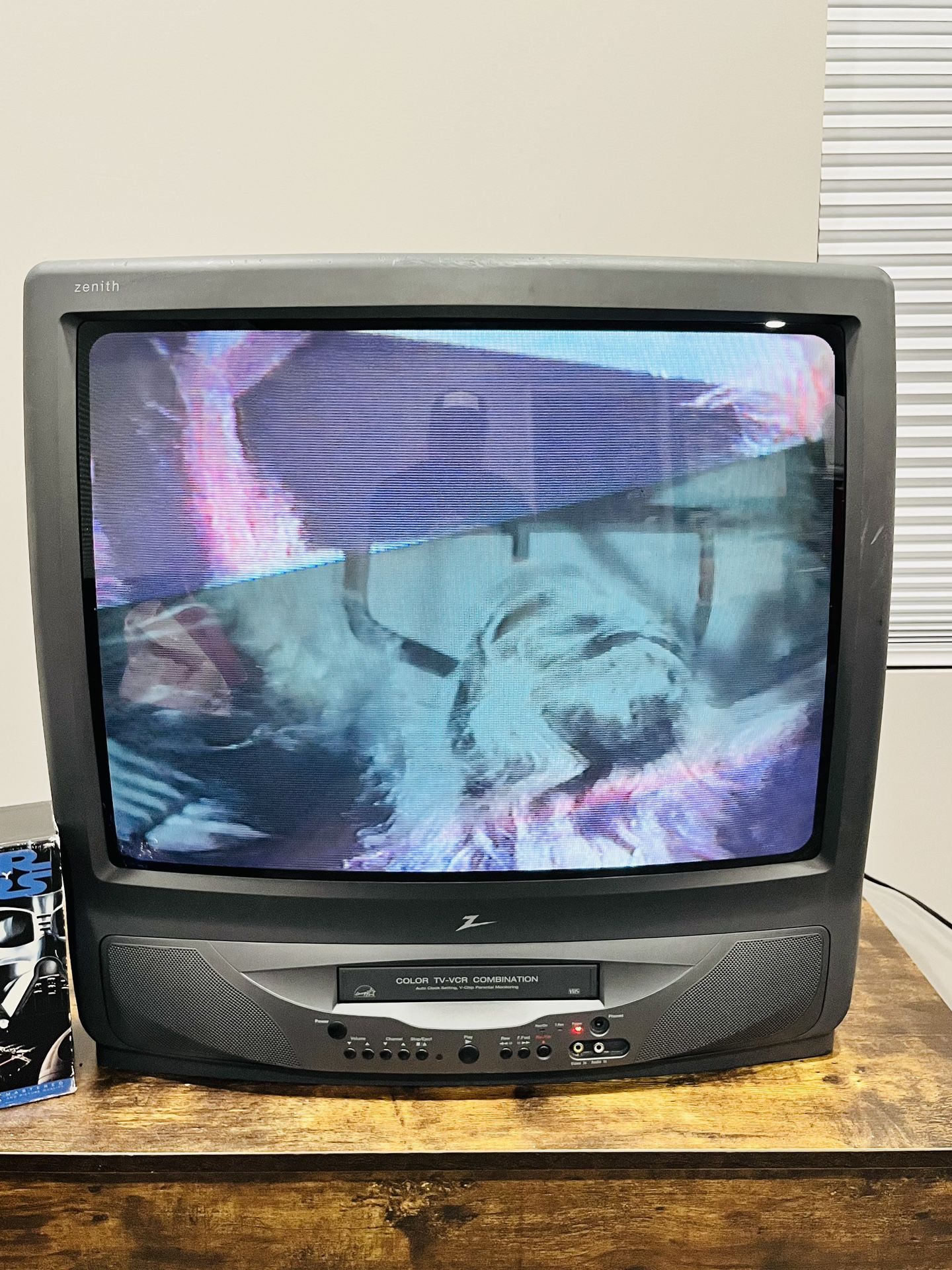 Zenith TV-2562Z, Vintage 25-inch color - Retro Gaming/VHS/VCR Combo - Works