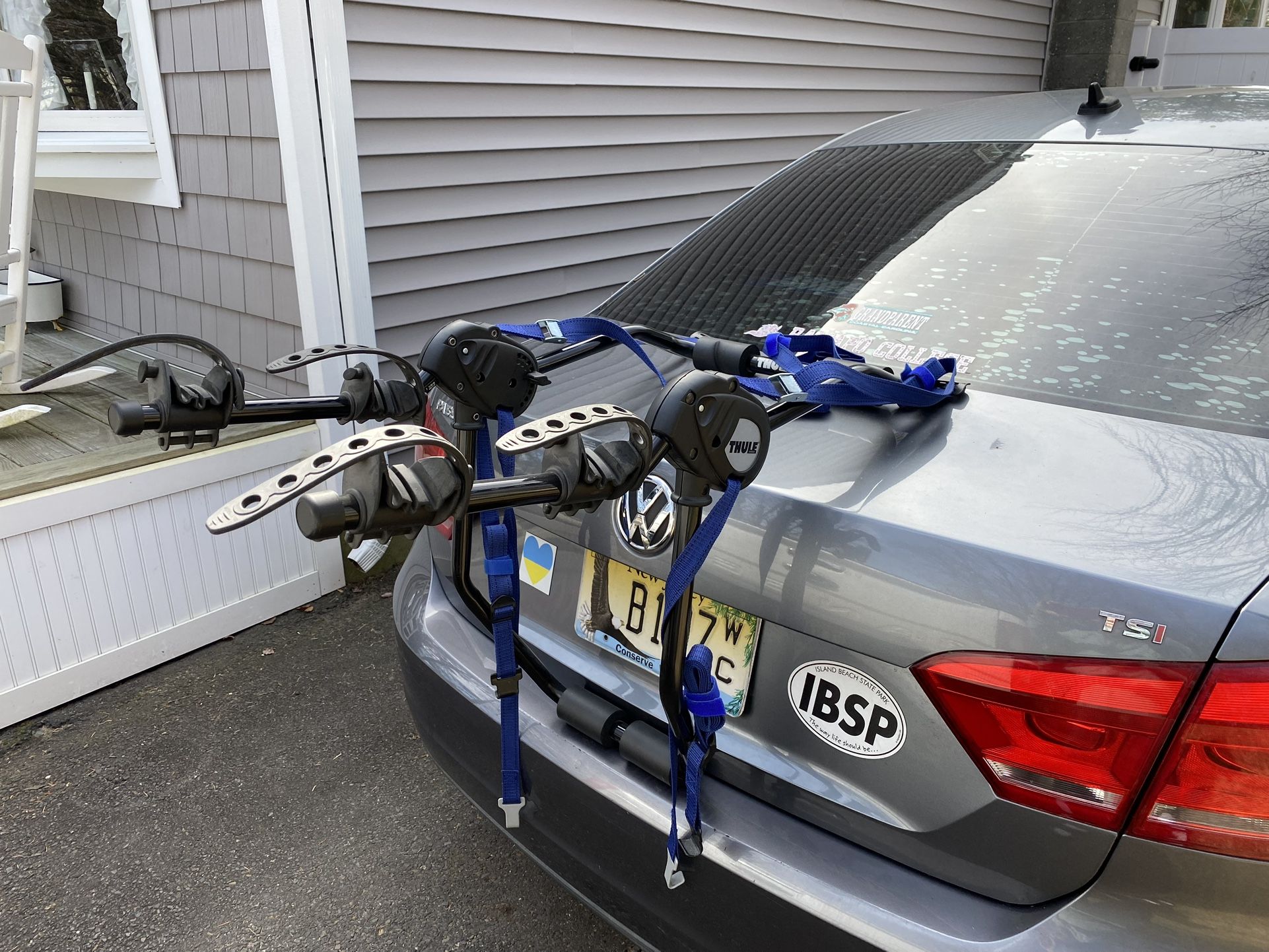 Thule 910XL Trunk Mount Bike Rack For 2 Bikes for Sale in Toms