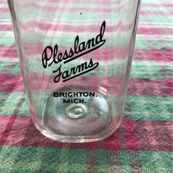 Vintage one quart Plessland Farms Brighton Mich. milk bottle. In good vintage condition with no chips or cracks. Measures 8.75” tall and weight 1 lb 1