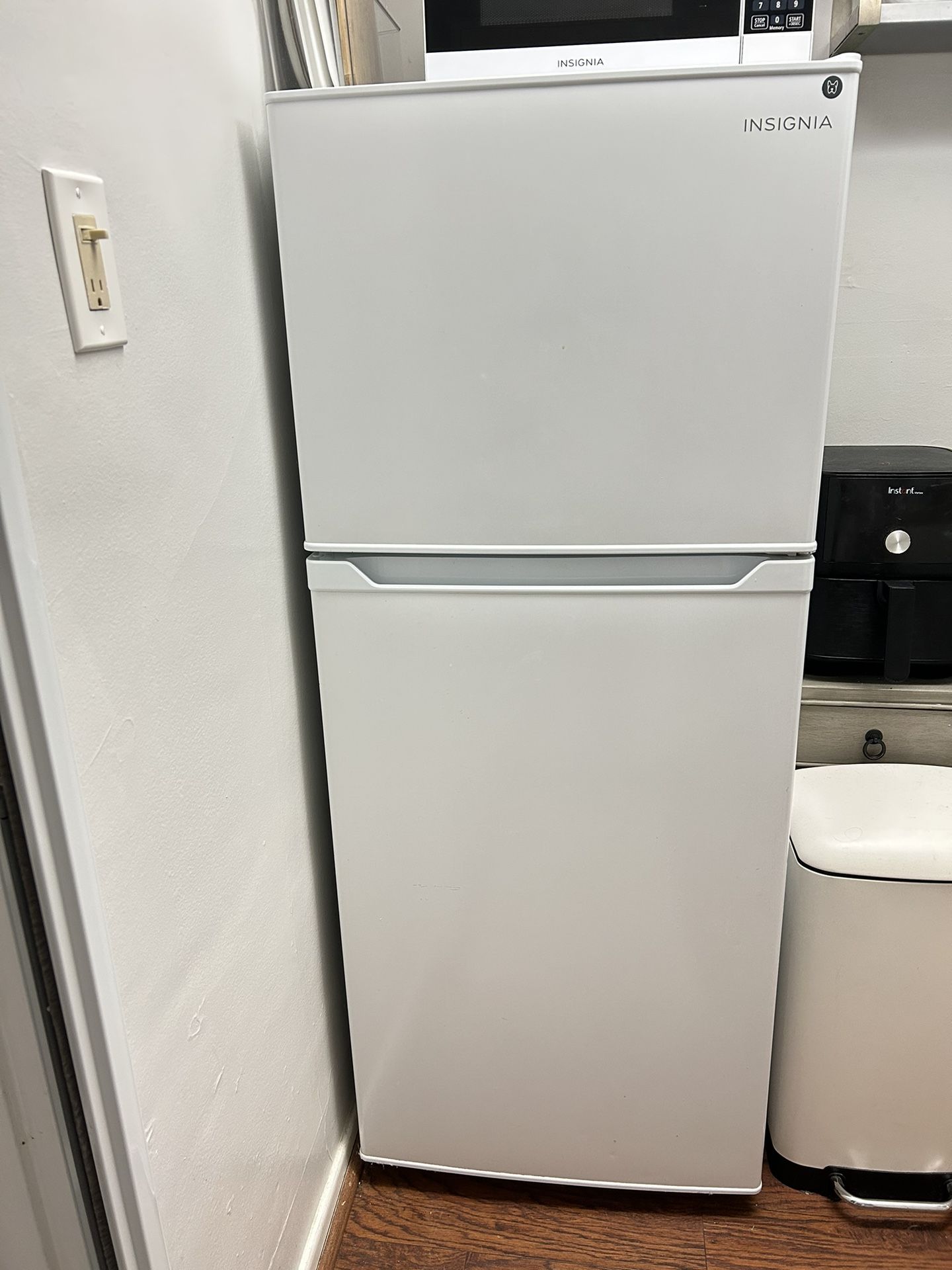 Insignia 9.9 Cu. Ft. Too Freezer Refrigerator