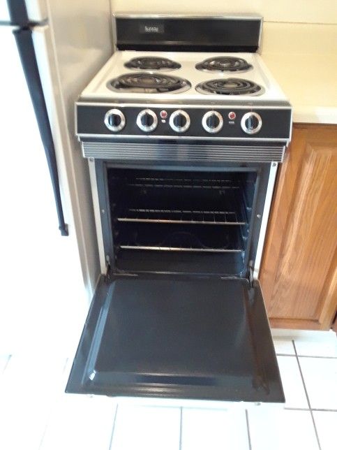 Small electric stove 220V.L for Sale in Los Angeles, CA - OfferUp