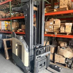 CROWN NARROW AISLE ELECTRIC FORKLIFT