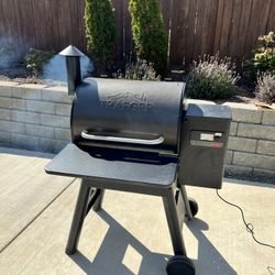 Traeger Pro 575 Pellet Smoker BBQ Grill w/ Extras