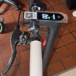 Electric Scooter – 350W motor, goes up to 25 MPH, rides up to 21 miles.