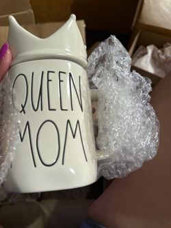 Rae Dunn Queen mug with crown lid