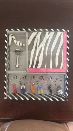 8 piece Art Glass entertaining Gift set, New, $6, no holds