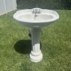 Pedestal Sink (CASH AND PICK UP ONLY!)