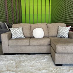 LIKE NEW small Sectional Sofa Couch (DELIVERY AVAILABLE)