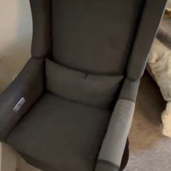 Modern Swivel Recliner Chair – Excellent Condition