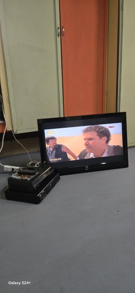 JVC JLC37BC3000 37-Inch 1080p LCD TV With TOSHIBA DVD Video Player & 4 Head Video Cassette Recorder