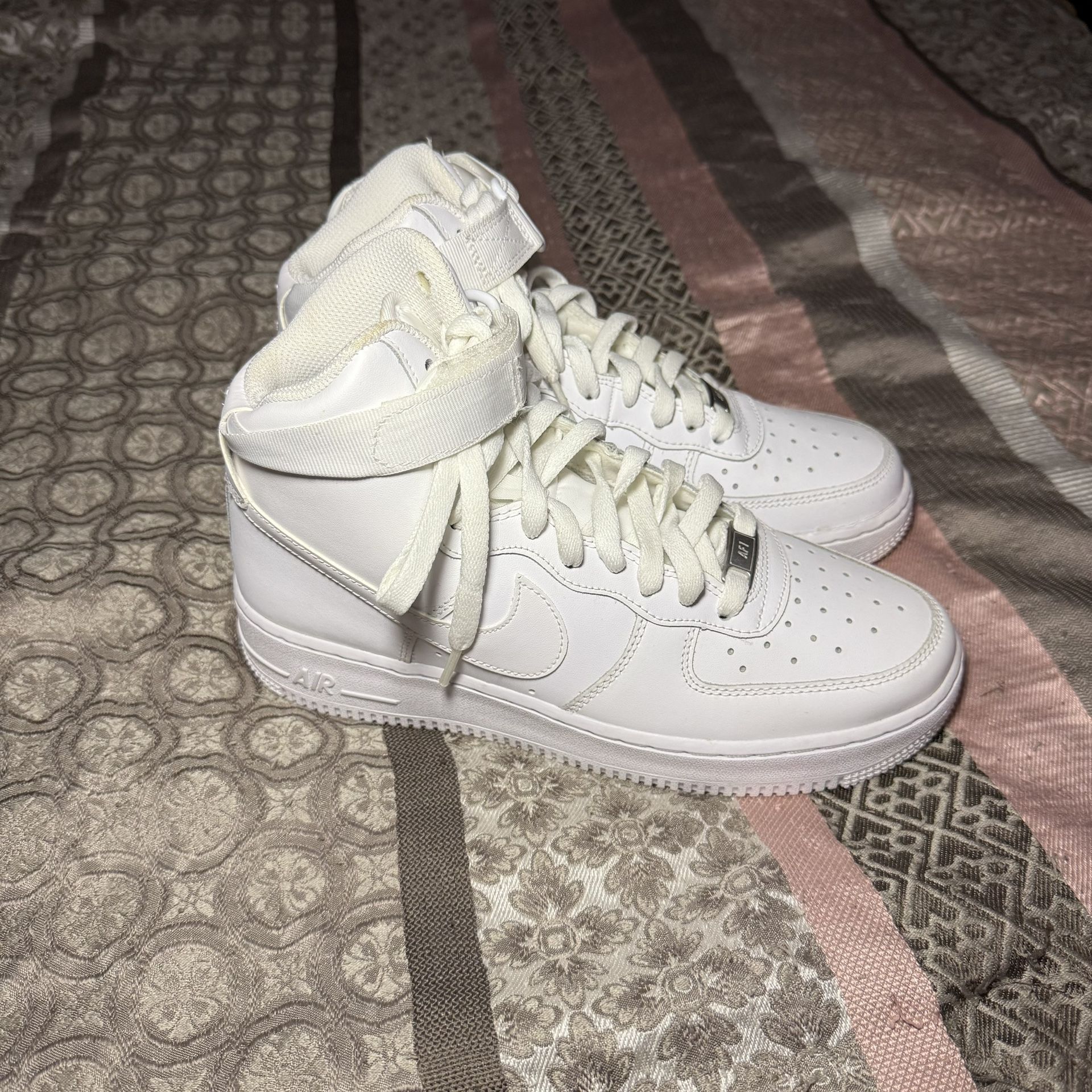 Nike AF1 Boys Size 7y. I’m a size 8 women and this fits