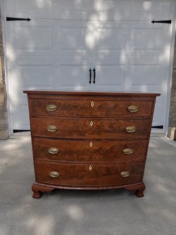 Antique Bow-Front Mahogany Dresser – Gorgeous Wood Grain & Brass Hardware
