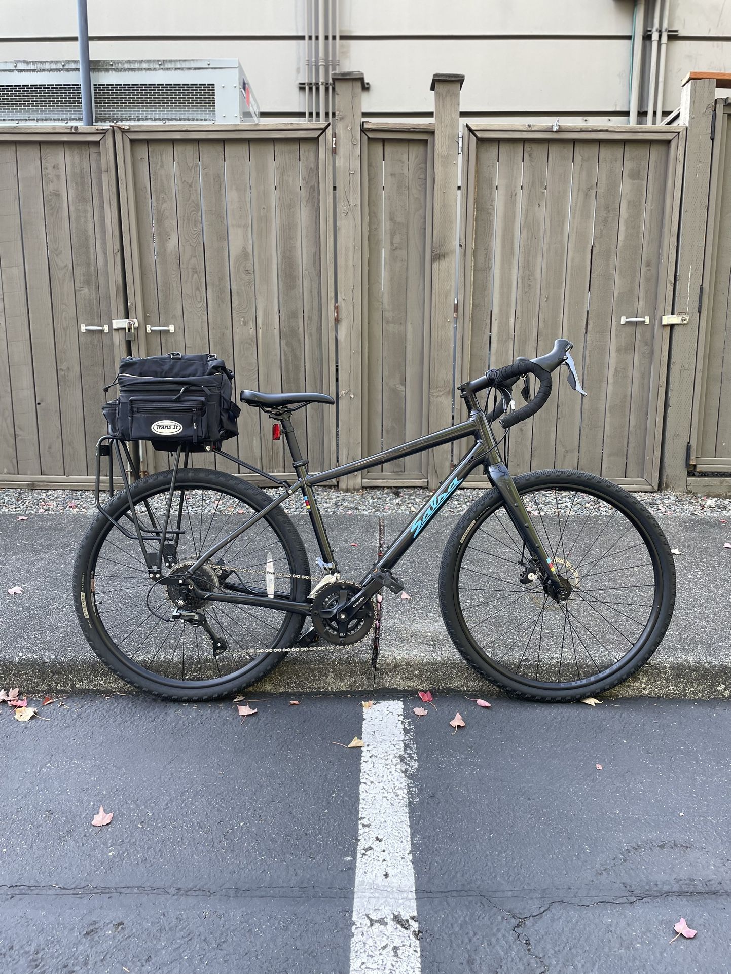 Salsa Journeyer Gravel Bike – Shimano Claris, Disc Brakes