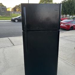 🔥BLACK FRIDGAIRE FRIDGE🔥