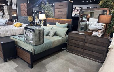 Queen Bedroom Set with Nigh Light 4 Pieces