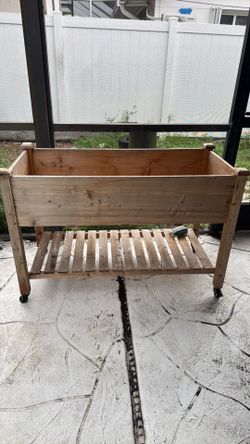 Wood Planter w/wheels